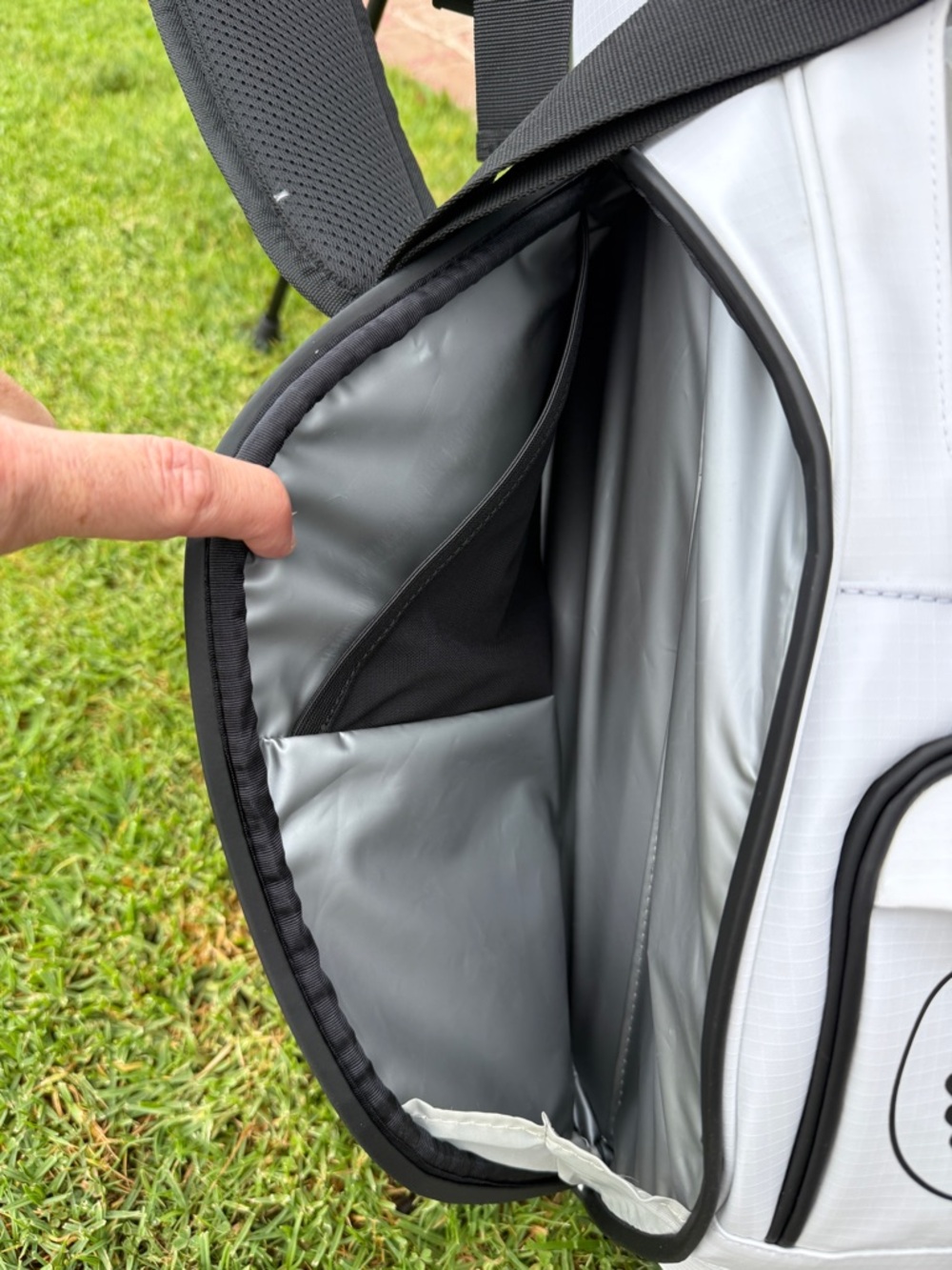 Swannies x MNML Golf Bag - Picture 5 of 7